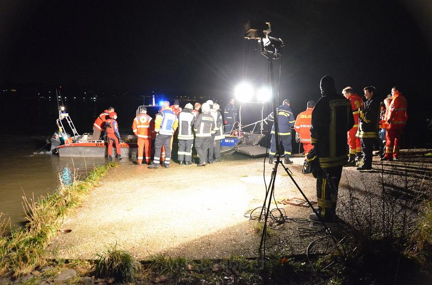 Einsatz BF Koeln PKW im Rhein Mondorf Hersel P057.JPG